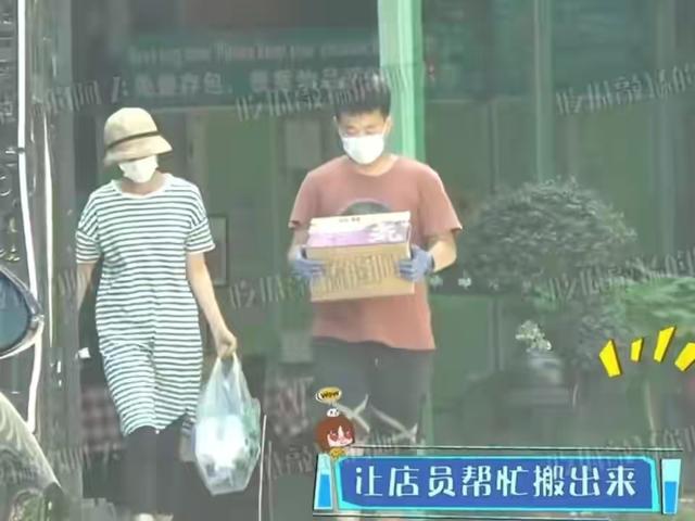 袁泉母女罕被拍，11岁女儿比例惊人模样太像夏雨，千元羽毛球抢镜