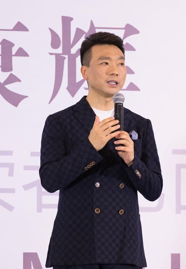 男主持人里真服康辉，长了一张“央视脸”，穿西装看着挺贵气的