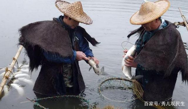 民间神奇“弓鱼术”，绑过之后的鱼，夏天脱水一天也不会死