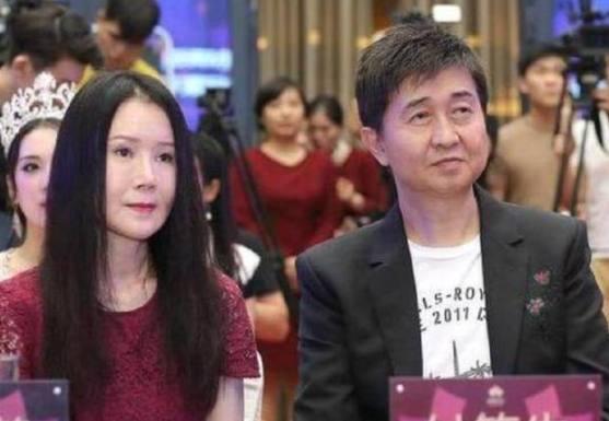 55岁付笛声面容憔悴，和妻子同框似两代人！结婚32年现状如何？