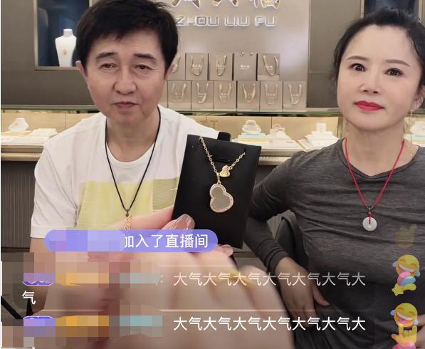 55岁付笛声面容憔悴，和妻子同框似两代人！结婚32年现状如何？