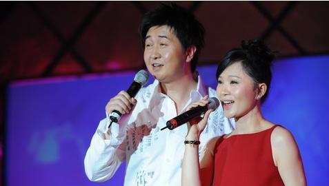 55岁付笛声面容憔悴，和妻子同框似两代人！结婚32年现状如何？