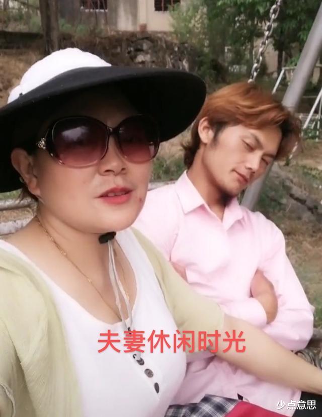 云南昆明，22岁男子迎娶52岁新娘引争议，女子：那是你们不懂爱情