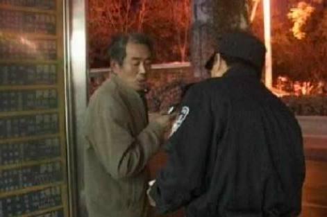 父亲存钱不会用卡，骗子主动帮忙存钱，回到家余额多了15万