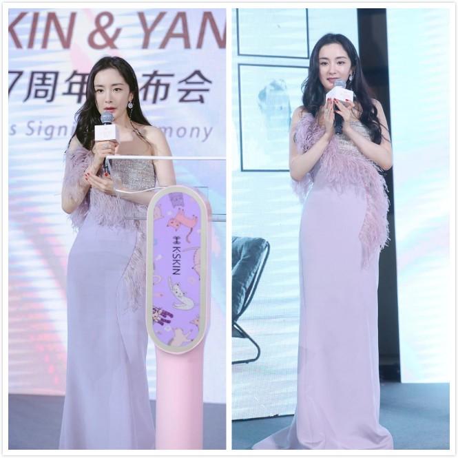 “辣妈”杨幂的少女感真强，穿着一身粉色抹胸裙，展现女性魅力