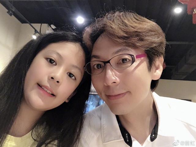 翁虹与亚姐缪非临叙旧，13岁女儿形影不离，长相亭亭玉立似母亲