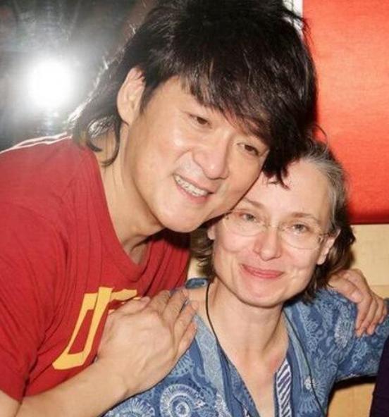 周华健妻子近照曝光,同龄妻子像80岁老奶奶,依旧被宠成小公主