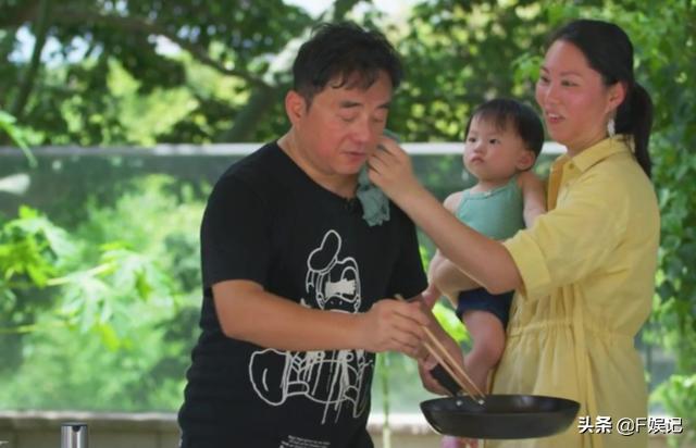 吕方在豪宅亲手为妻女下厨 太太和女儿在一旁为其擦汗显温馨