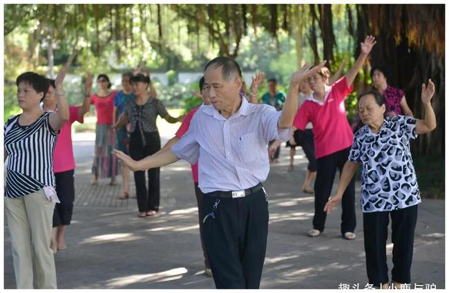 跳了三年交际舞，71岁大爷哭诉：七千退休金居然不够用，真怕了