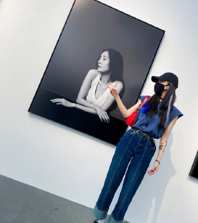 杨幂和闺蜜遛弯看展 模仿刘诗诗白宇动作搞怪合影