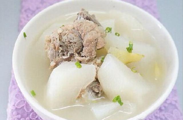 天冷多吃萝卜，营养鲜美的萝卜骨头汤，让您的胃暖暖的