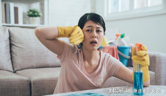 妻子出走7个月，丈夫带俩娃试用三个保姆：保姆待遇比妻子好