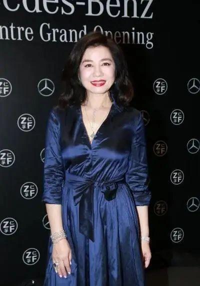 钟楚红60岁还不服老？敢穿“浴袍”礼服出活动，真是美到骨子里