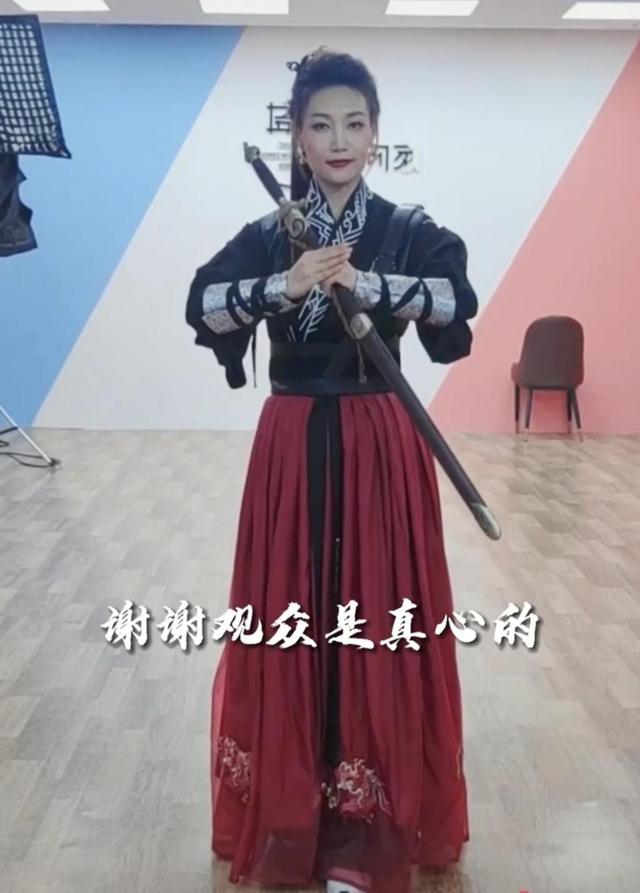 央视一姐李梓萌女侠造型亮相！高马尾红唇太惊艳，小细腰却更吸睛