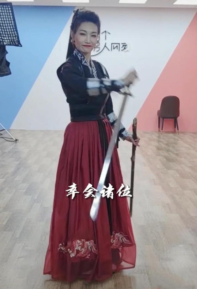 央视一姐李梓萌女侠造型亮相！高马尾红唇太惊艳，小细腰却更吸睛