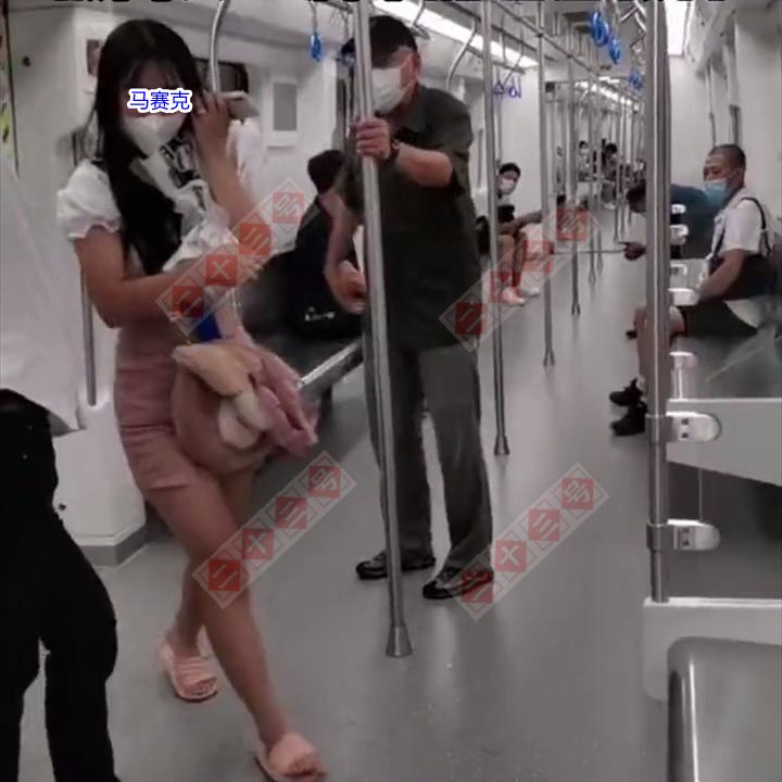 江西：两大爷怒斥女孩坐地铁不戴口罩，女孩戴上口罩依然被骂哭