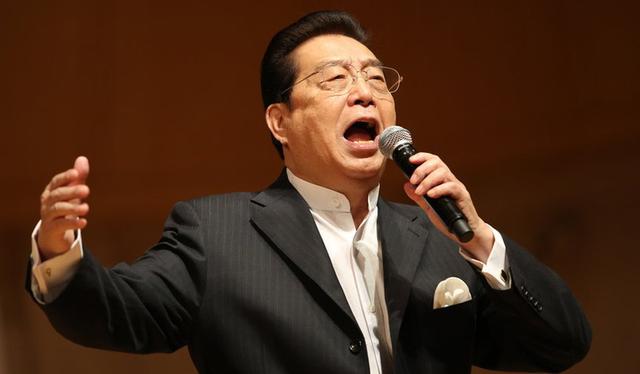 82岁李双江罕见登台演唱，被指高音飚不起来，现场歌迷仍争相合影