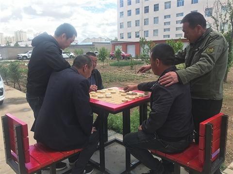 居民下象棋休闲娱乐