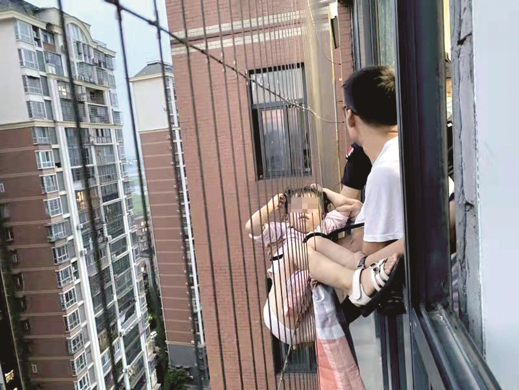 独自在家的孩子从20楼爬到18楼防盗网，众人齐心托举救下四岁女童