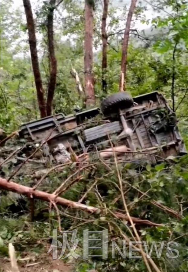 安徽一皮卡坠崖12名村民遇难：下雨提前返回遭意外 有人因个人原因没搭车