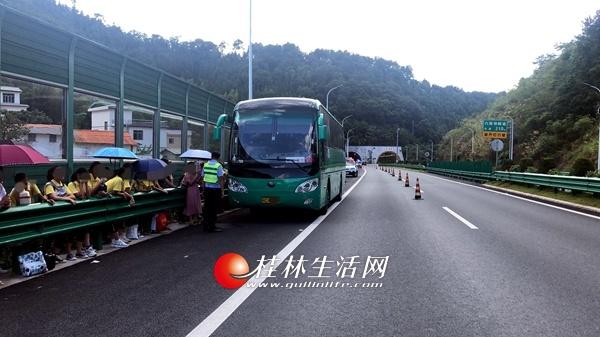 阳鹿高速路上一客车突然“熄火”车上51名师生被困