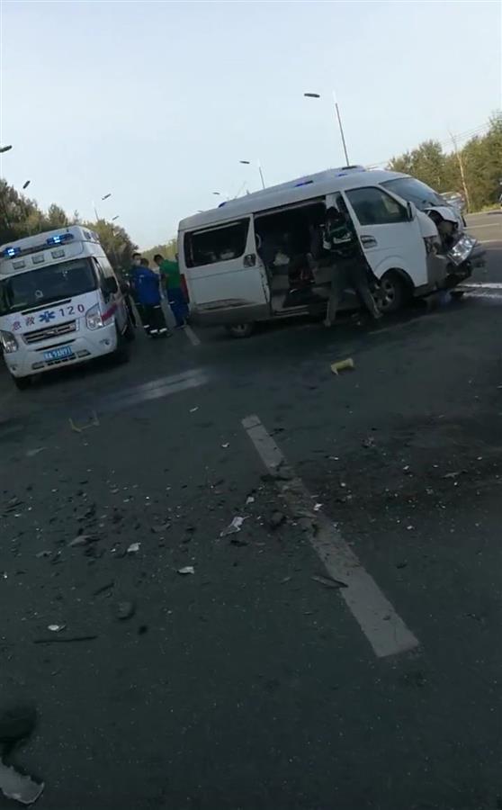 哈尔滨一面包车与轿车相撞，两人当场遇难