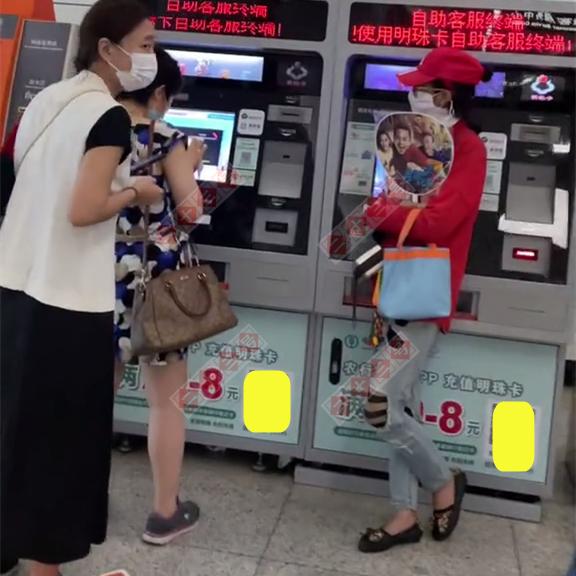 辽宁一女子因破不开零钱，霸占地铁站充值机不让别人用：机器坏了