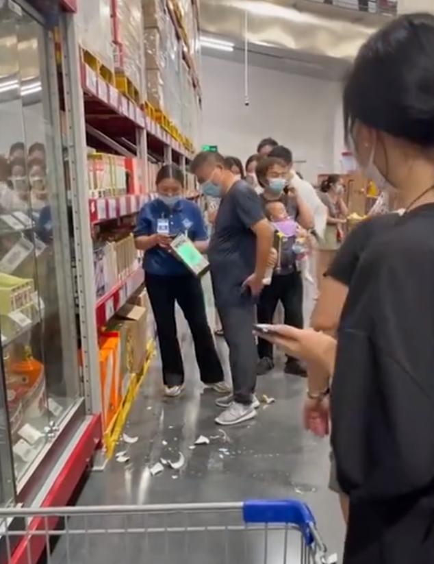 江蘇一男子逛超市失手打碎一瓶價值33800元茅臺，網友議論紛紛