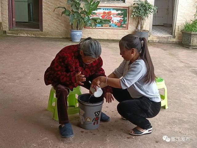 普洱市道德模范︱“好媳妇”李会琼——照顾残疾聋哑老人25年