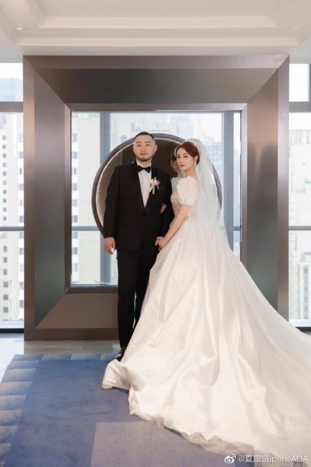 创1选手江璟儿与SDT老板夏震结婚，婚礼现场俩人甜蜜拥吻，超幸福