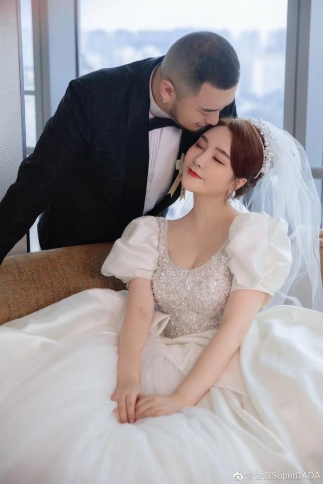 创1选手江璟儿与SDT老板夏震结婚，婚礼现场俩人甜蜜拥吻，超幸福