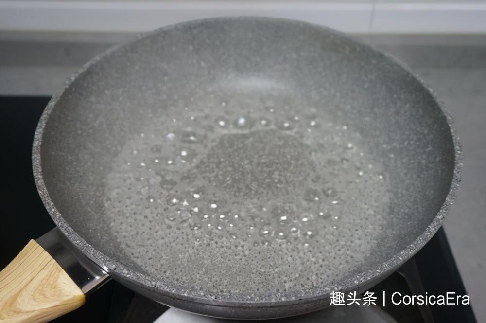 把雪碧倒入大蒜中，没想到的好吃