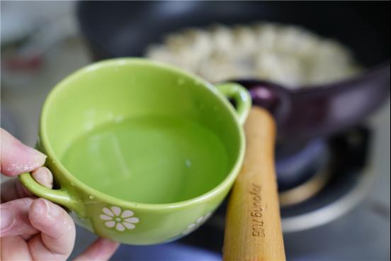 不知道吃什么早餐时，来一份金灿灿的煎饺，好吃