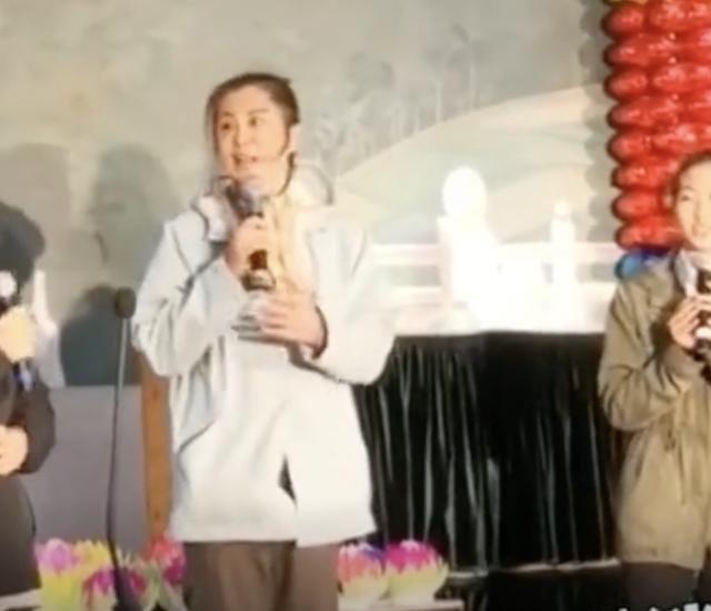 网友偶遇王祖贤，穿短裙背后看似少女，但都是假象老了就是老了