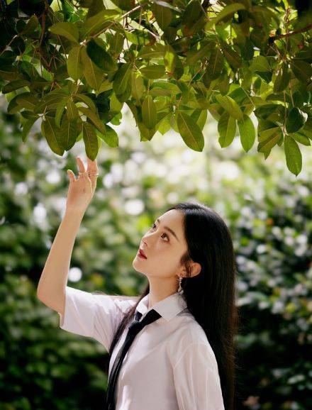 赵丽颖学院风造型清纯似少女 黑色短裙秀纤细美腿