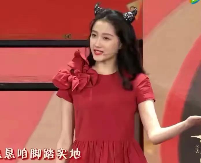 牛年春晚胡杏儿挺巨肚！杨幂牵手金晨，热巴牵手刘浩存，华仔太帅