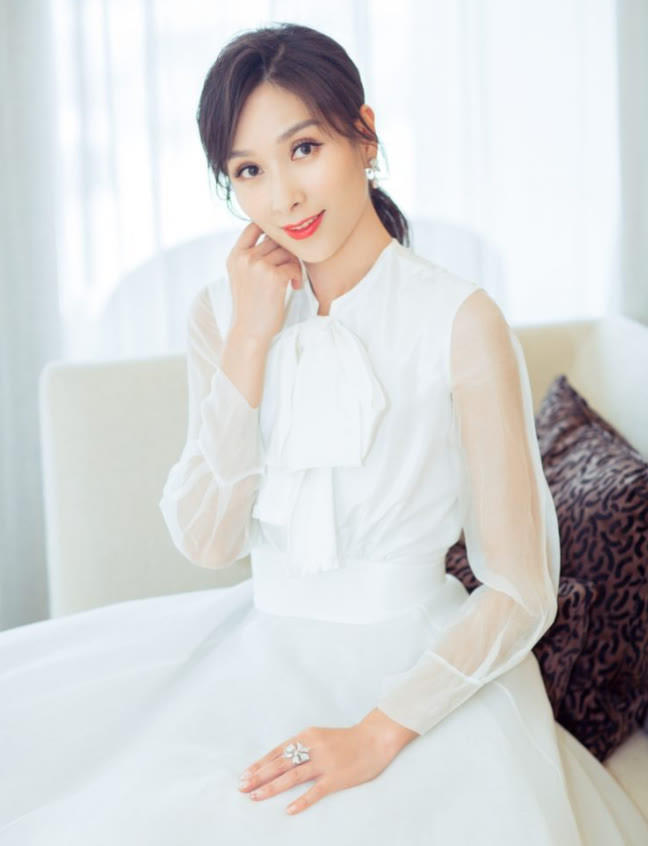 47岁杨恭如保养得真好，穿白色纱裙好温柔，容貌气质还是当年模样