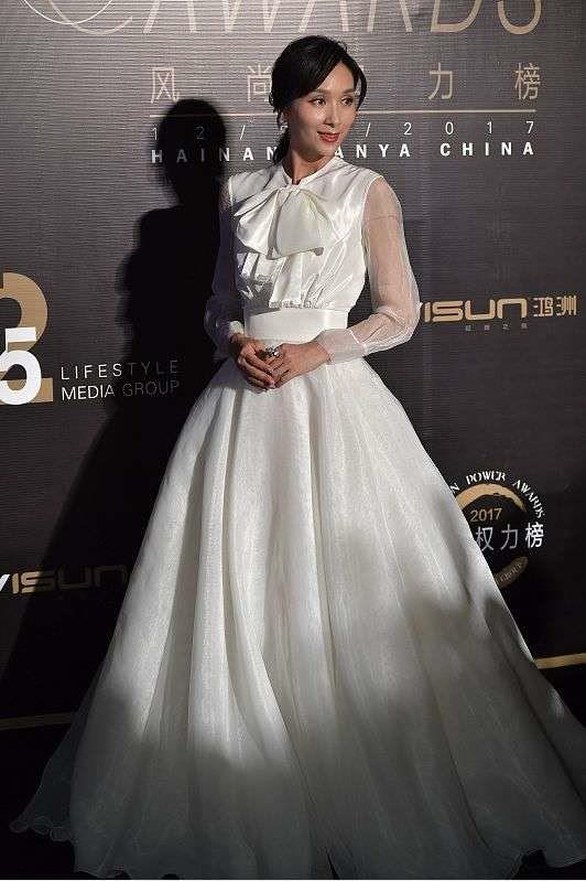 47岁杨恭如保养得真好，穿白色纱裙好温柔，容貌气质还是当年模样