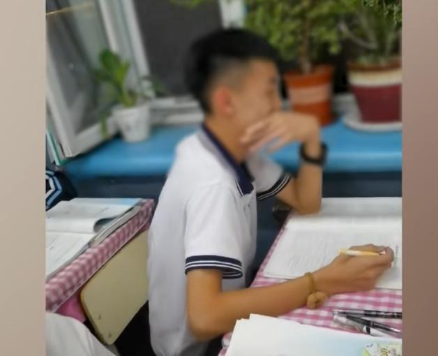 吉林一男生手腕带头绳，被老师发现后询问，男孩耳朵“秒”变红