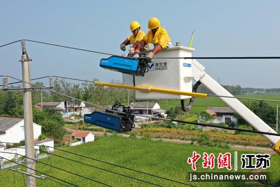 金湖：电力“机器人”带电为裸导线“穿绝缘服”