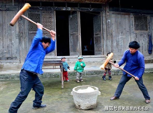 曾经的过年和现在的过年有啥区别？曾经的年味儿很浓，现在很丰裕