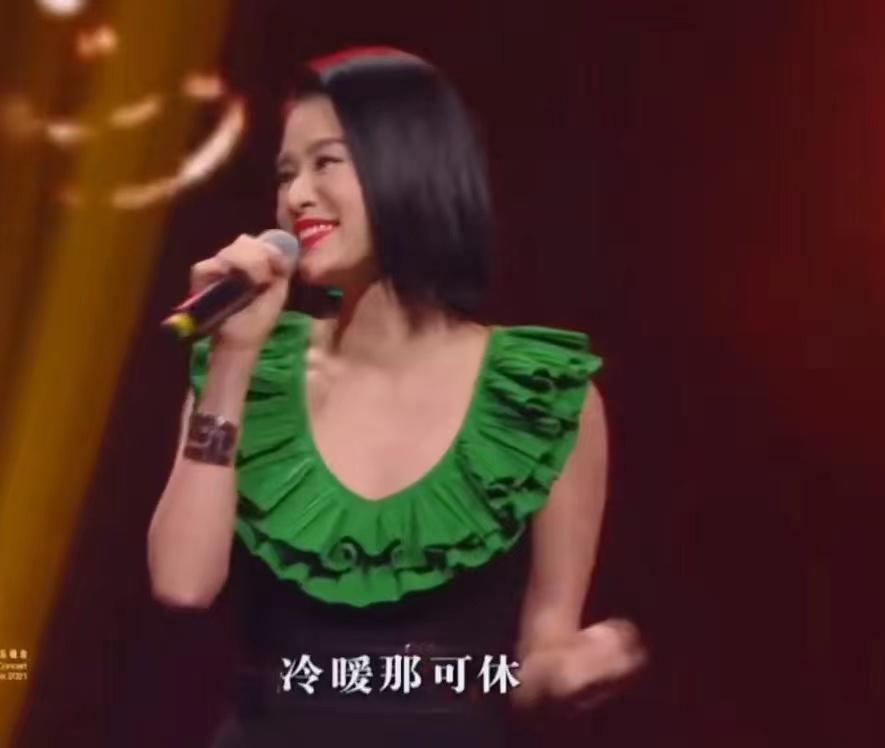 胡杏儿参加中秋晚会，三个儿子趴地看妈妈在电视里唱歌，温馨可爱