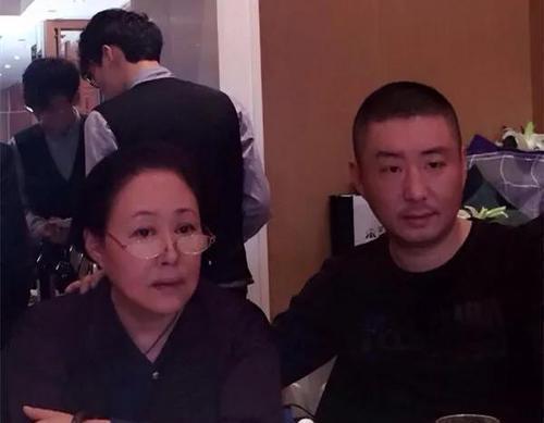 他是斯琴高娃的儿子，4岁被妈妈抛弃，16岁辍学打工还差点丢了命