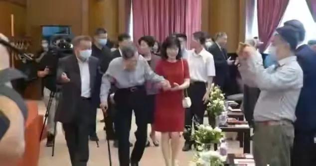 杨振宁百岁生日会真隆重！小54岁妻子全程搀扶，牵妻子不舍撒手，满脸老年斑