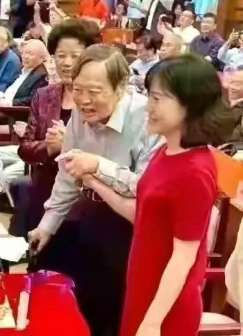 杨振宁百岁生日会真隆重！小54岁妻子全程搀扶，牵妻子不舍撒手，满脸老年斑