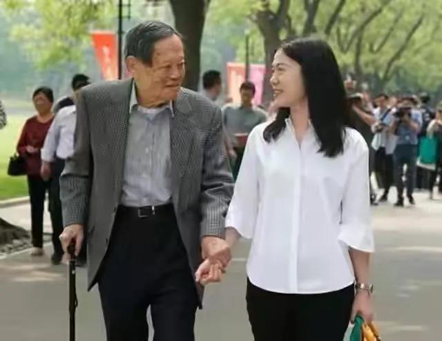 杨振宁百岁生日会真隆重！小54岁妻子全程搀扶，牵妻子不舍撒手，满脸老年斑