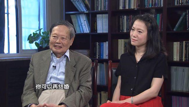 别再骂翁帆了，28岁嫁82岁杨振宁恩爱走过17年，捐掉存款惹人敬