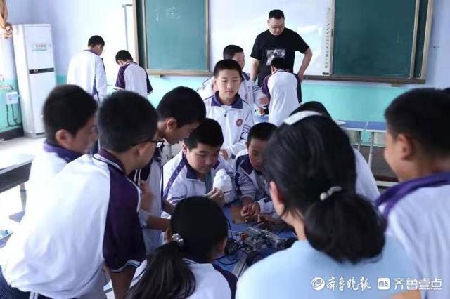 新泰市汶南镇：智能机器人走进中学课堂