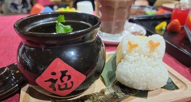 《魔道祖师》主题店食物反馈，排骨汤的肉很多，乱葬岗的饭好吃！