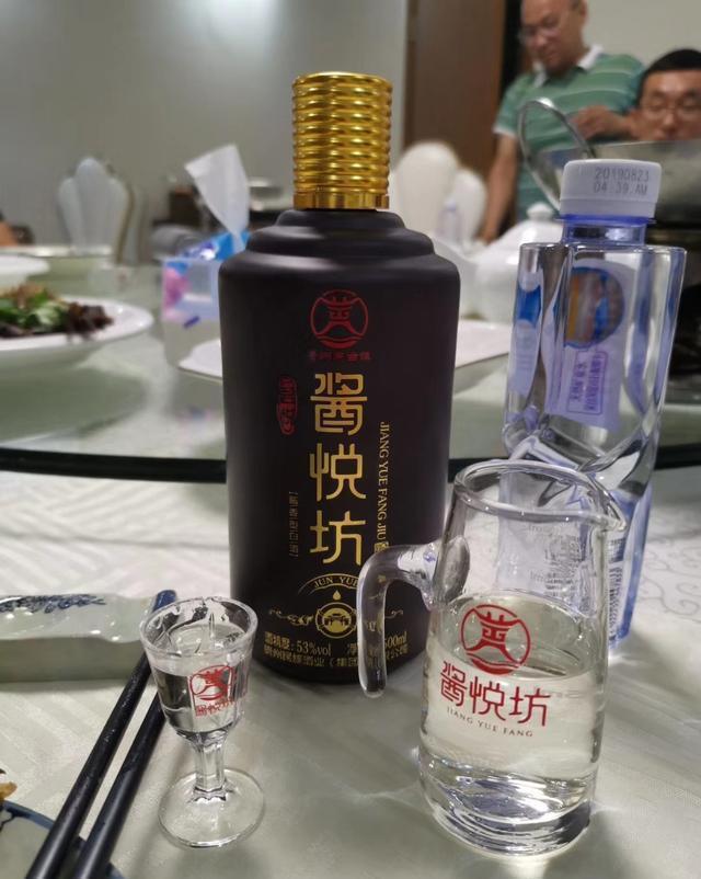 喝白酒配矿泉水？内行人：这样才是喝白酒的的正确方式！